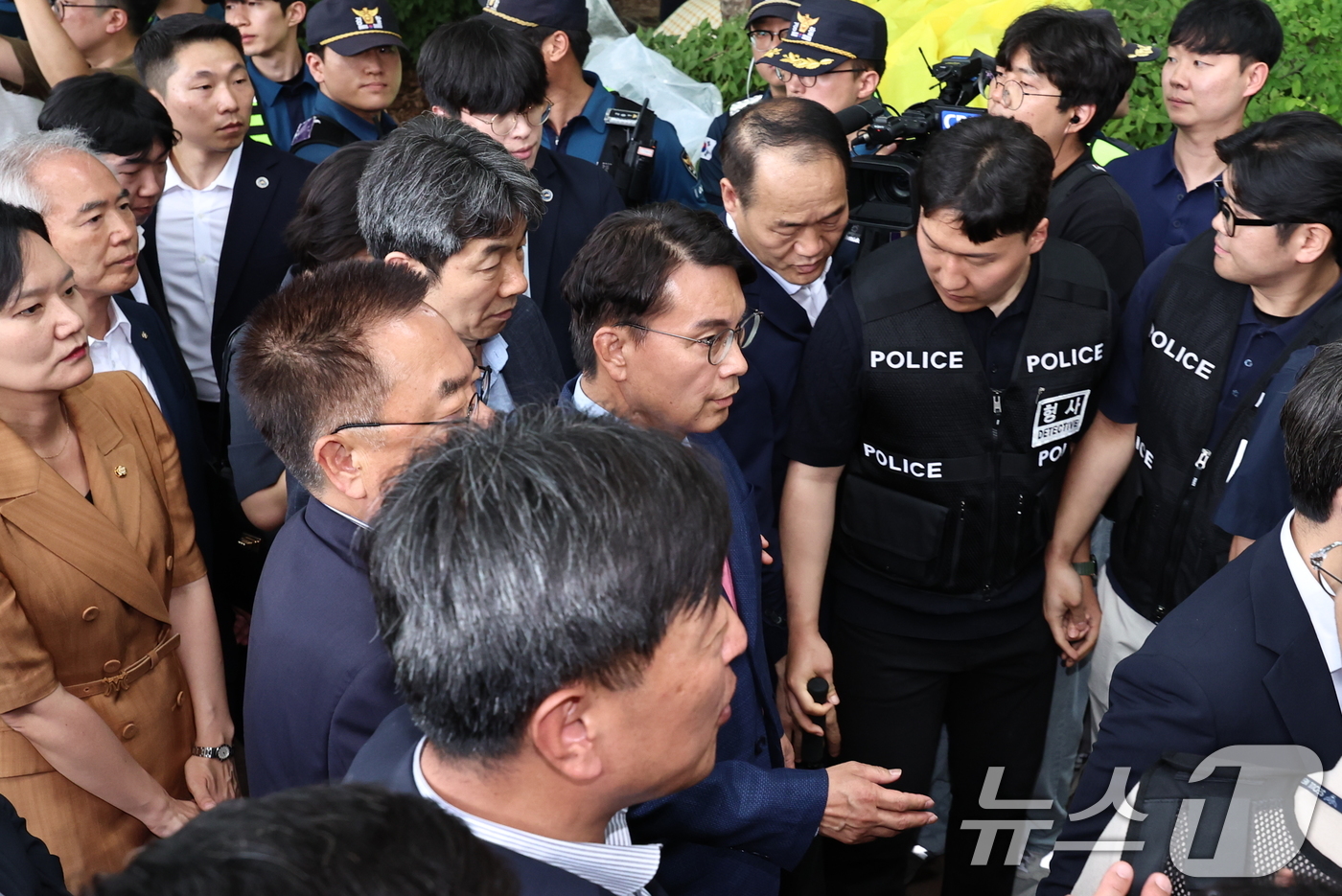 (서울=뉴스1) 구윤성 기자 = 윤상현 위원장 등 국조특위 위원들이 2일 오후 개표소 현장조사를 위해 서울 송파구 올림픽공원 핸드볼경기장으로 진입하고 있다. 2026.7.2/뉴스1 …
