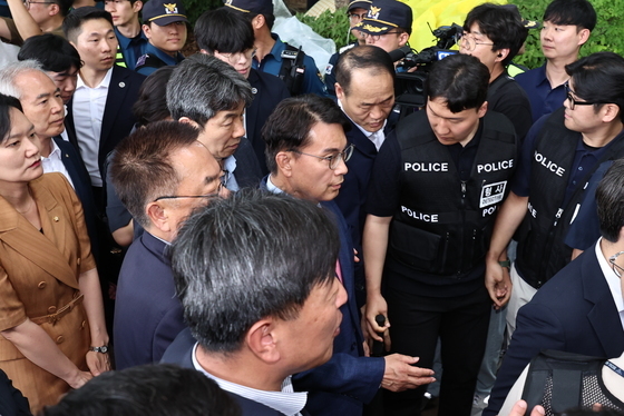 국조특위, 잠실 개표소 현장조사 위해 진입