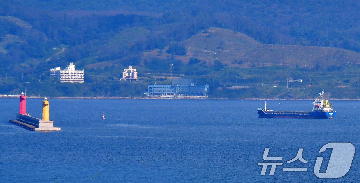 본문 이미지 - 경북 포항신항으로 들아가는 항로에 높은 파도를 막는 도제가 설치돼 있다. 2021년 준공된 도제의 길이는 610m다.2026.7.2 ⓒ 뉴스1 최창호 기자