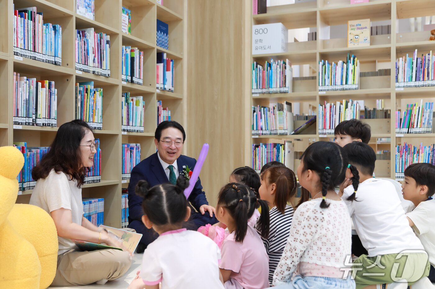 본문 이미지 - 황규철 옥천군수가 유아 도서실을 찾은 어린이들과 이야기를 나누고 있다.(옥천군 제공. 재판매 및 DB금지) ⓒ 뉴스1