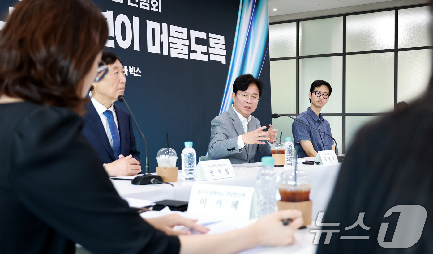 (서울=뉴스1) = 김영훈 고용노동부 장관이 2일 오전 충북 청주에 위치한 지역 대표 중견기업인 노바렉스에서 청년일자리도약장려금 참여기업 대표 및 청년 노동자 등과 간담회를 하고 …