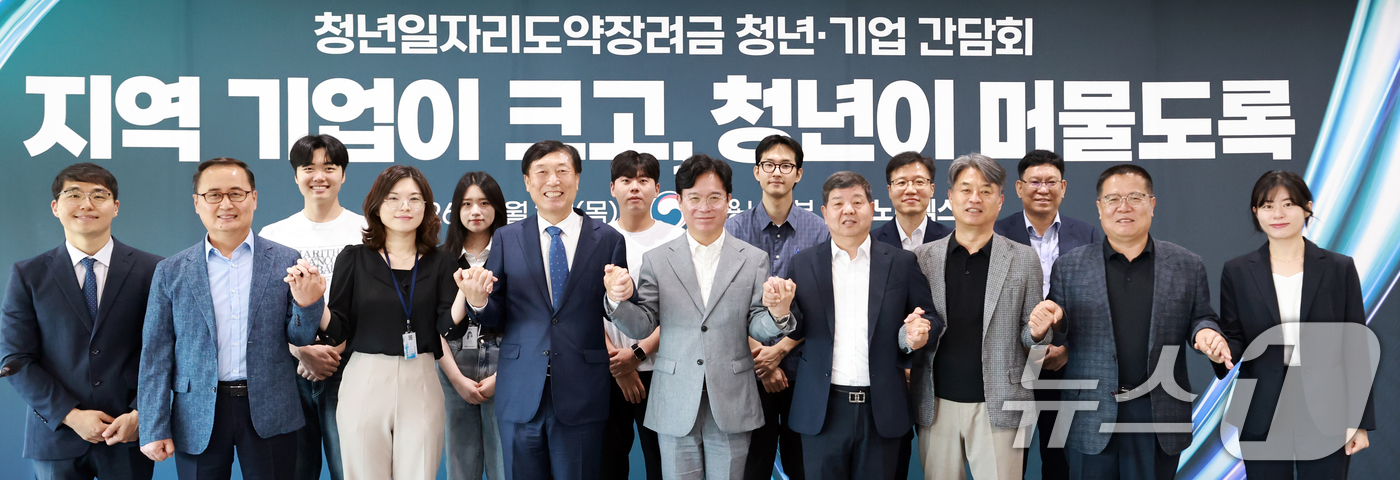 (서울=뉴스1) = 김영훈 고용노동부 장관이 2일 오전 충북 청주에 위치한 지역 대표 중견기업인 노바렉스에서 청년일자리도약장려금 참여기업 대표 및 청년 노동자 등과 간담회 전 기념 …