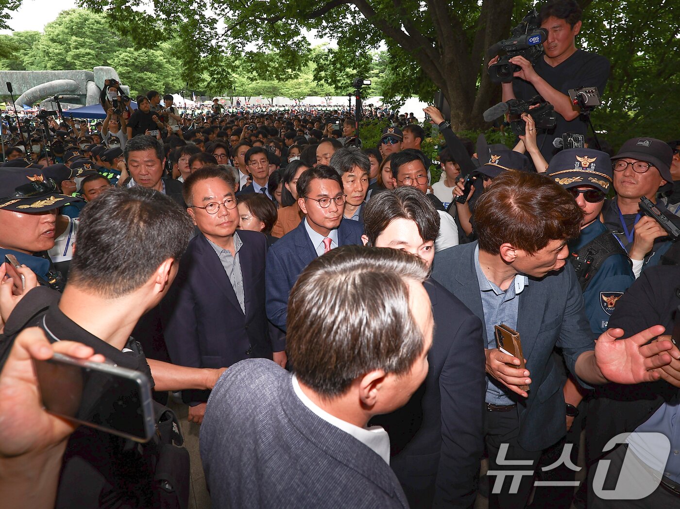 본문 이미지 - 윤상현 국조특위 위원장과 6·3 지방선거 투표용지 부족 사태를 조사 중인 국회 국정조사특별위원회 위원들이 2일 서울 송파구 올림픽공원 내 개표소 내부로 진입을 대기하고 있다. 2026.7.2 ⓒ 뉴스1 국회사진기자단