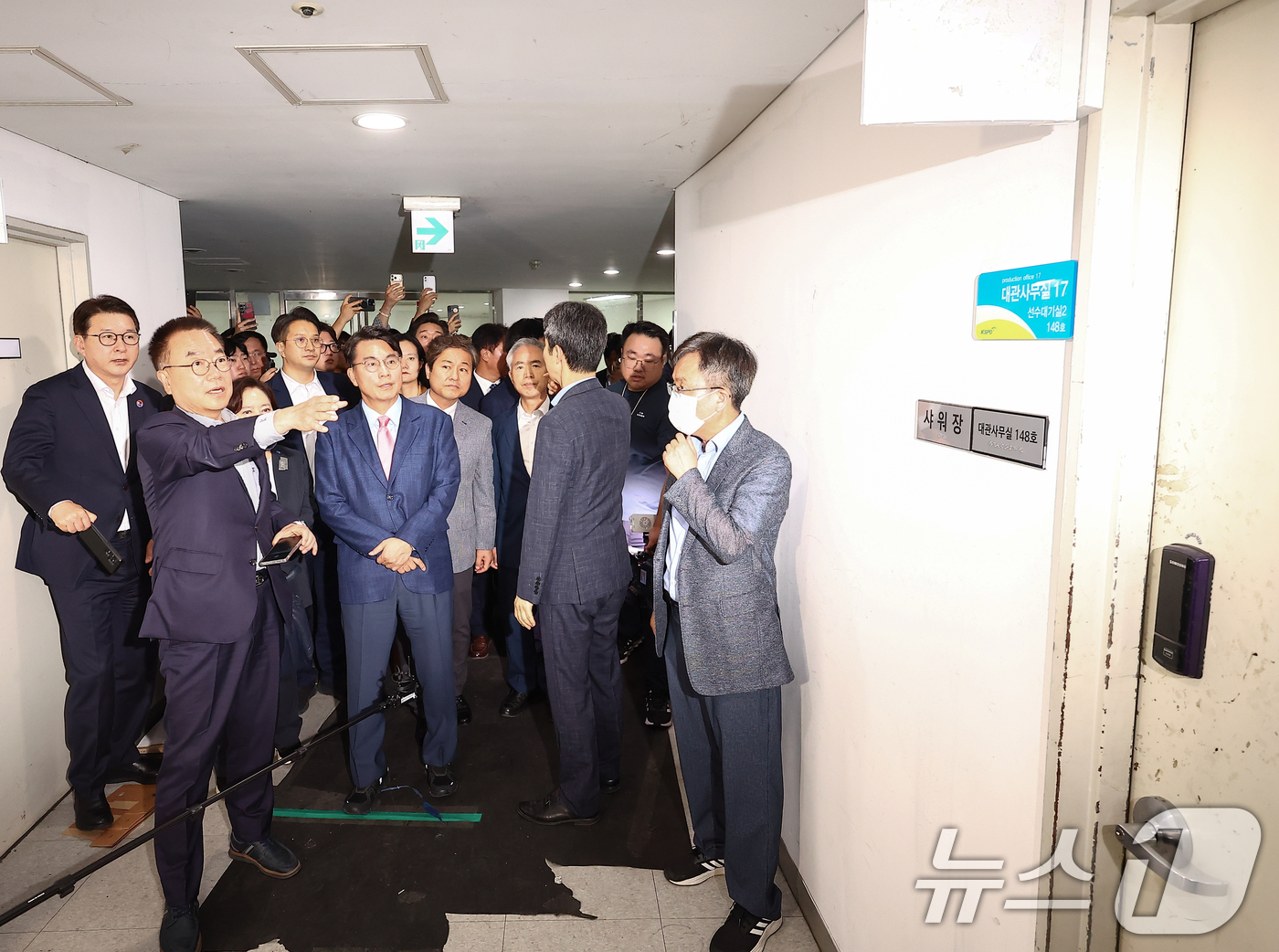 (서울=뉴스1) 국회사진기자단 = 6·3 지방선거 투표용지 부족 사태를 조사 중인 윤상현 국회 국정조사특별위원회 위원장을 비롯한 위원들이 2일 서울 송파구 올림픽공원 내 개표소 내 …
