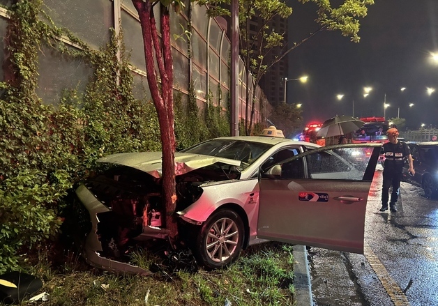 새벽 용산구서 택시가 가드레일 박고 '쾅쾅쾅'…3명 병원 이송