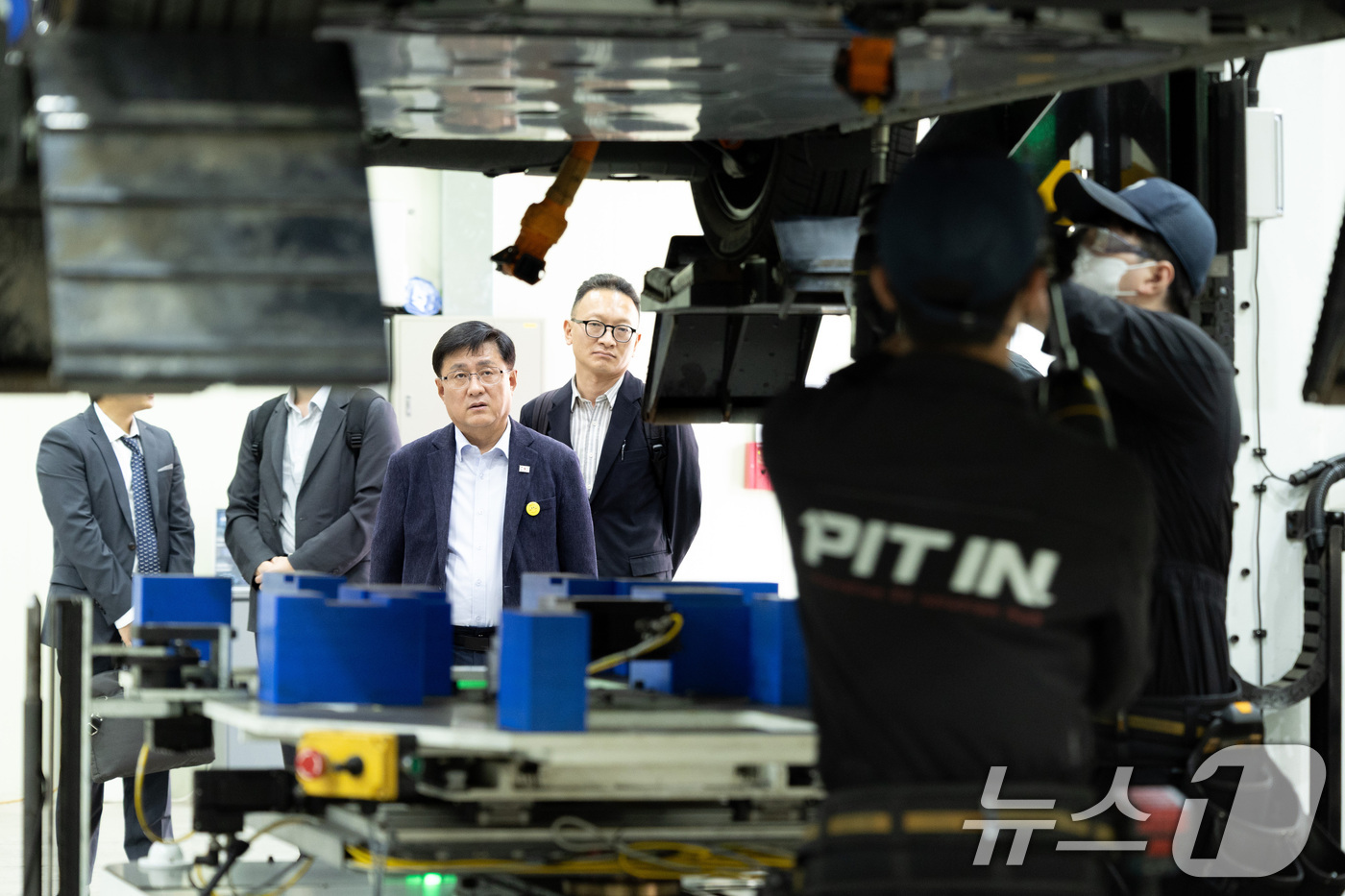 (서울=뉴스1) = 김성환 기후에너지환경부 장관이 2일 경기 안양시 피트인 스테이션을 찾아 전기택시 배터리 교환 현장을 점검하고 있다. (기후에너지환경부 제공. 재판매 및 DB금지 …
