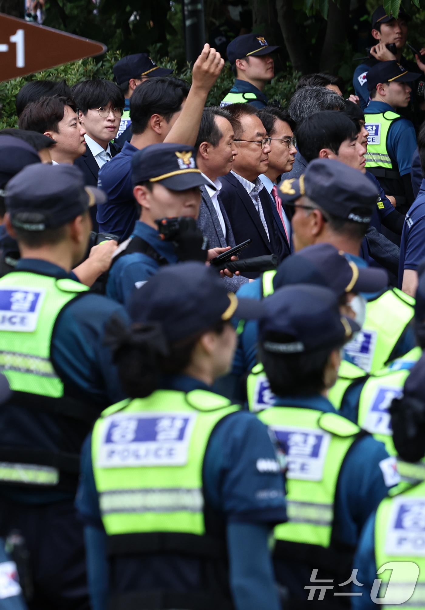 (서울=뉴스1) 구윤성 기자 = 윤상현 위원장 등 국조특위 위원들이 2일 오후 개표소 현장조사를 위해 서울 송파구 올림픽공원 핸드볼경기장으로 진입하고 있다. 2026.7.2/뉴스1 …