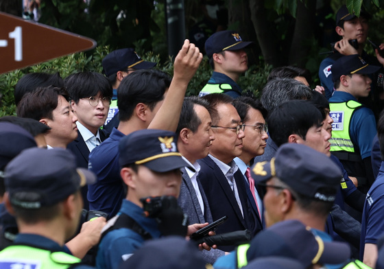 국조특위, 경찰에 둘러싸여 개표소 진입