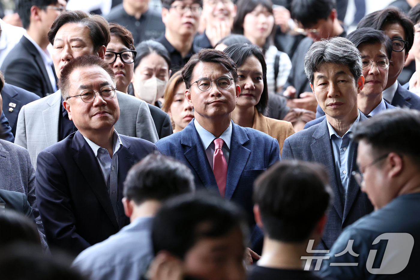 (서울=뉴스1) 구윤성 기자 = 국정조사 특별위원회 윤상현 위원장과 윤건영, 서범수 여야 간사가 2일 오후 개표소 현장조사를 위해 서울 송파구 올림픽공원 핸드볼경기장을 찾아 출입문 …