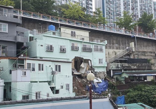 부산 서구 재개발구역서 주택 붕괴…인명 피해 없어