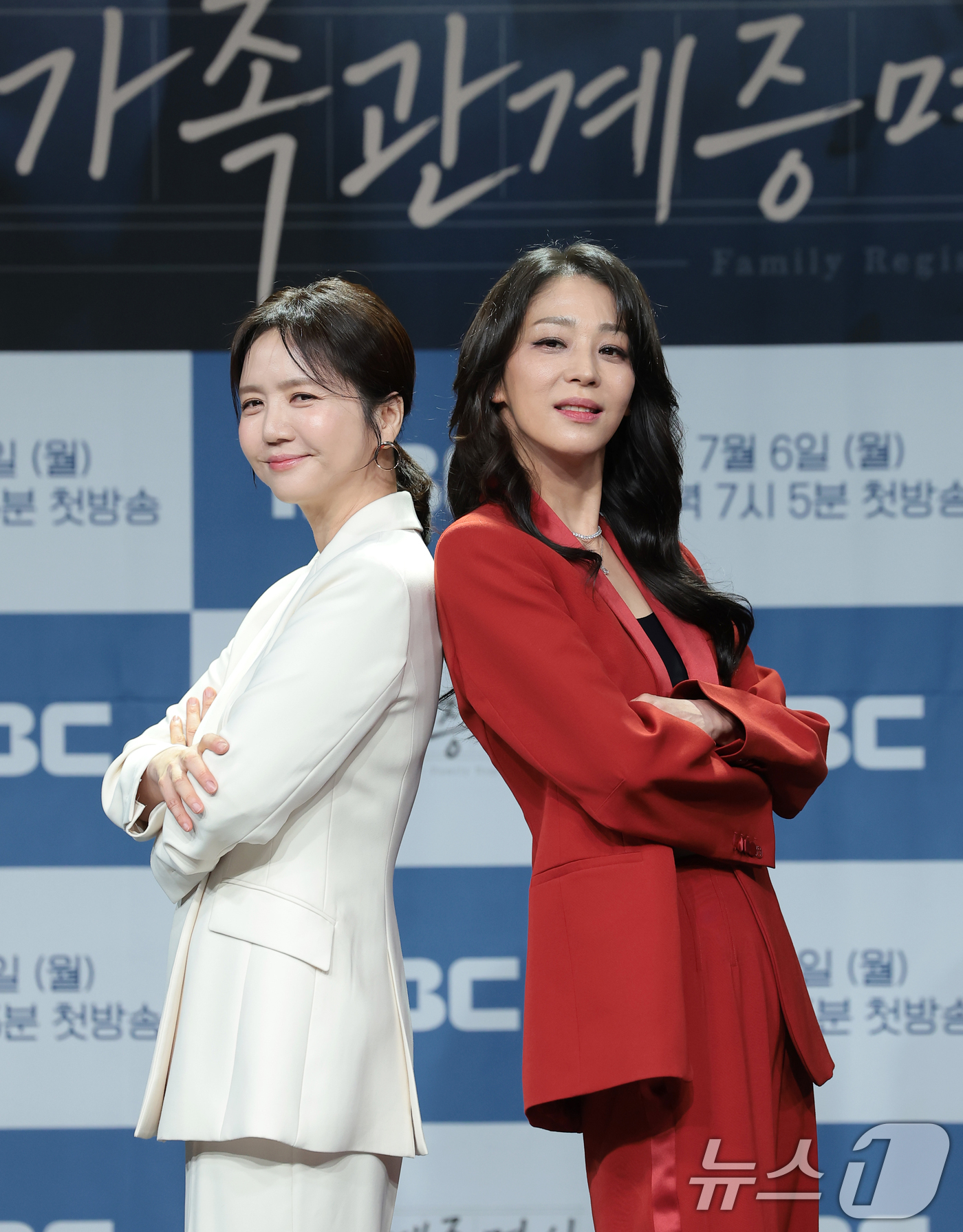 (서울=뉴스1) 권현진 기자 = 배우 임지은과 한고은(오른쪽)이 2일 오후 서울 마포구 상암 MBC사옥 골든마우스홀에서 열린 MBC 새 일일드라마 ‘가족관계증명서’(극본 박지현/연 …