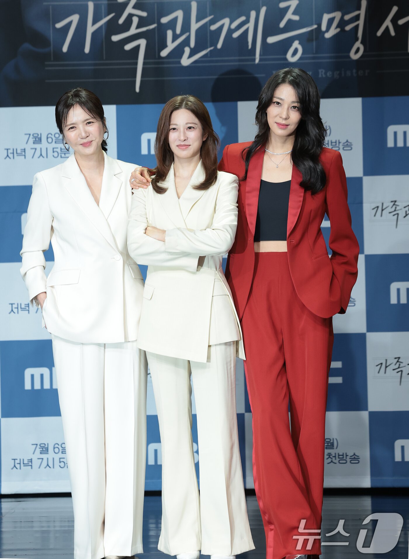 본문 이미지 - 배우 임지은(왼쪽부터)과 박세영, 한고은이 2일 오후 서울 마포구 상암 MBC사옥 골든마우스홀에서 열린 MBC 새 일일드라마 ‘가족관계증명서’(극본 박지현/연출 김미숙) 제작발표회에서 포즈를 취하고 있다. ‘가족관계증명서’는 태어난 순간부터 한 가정을 망가뜨린 존재로 낙인 찍힌 한 아이와 세상의 날 선 편견과 가혹한 운명에 정면으로 맞서며 스스로의 삶을 되찾아 가는 한 여자의 생존기를 그린 작품이다. 2026.7.2 ⓒ 뉴스1 권현진 기자