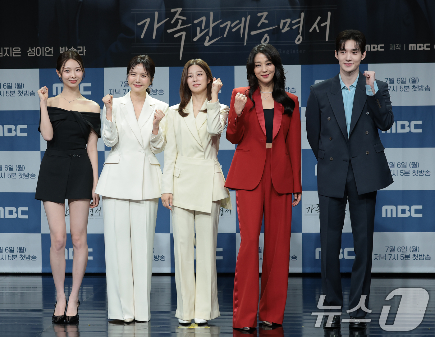 (서울=뉴스1) 권현진 기자 = 배우 박솔라(왼쪽부터)와 임지은, 박세영, 한고은, 성이언이 2일 오후 서울 마포구 상암 MBC사옥 골든마우스홀에서 열린 MBC 새 일일드라마 ‘가 …