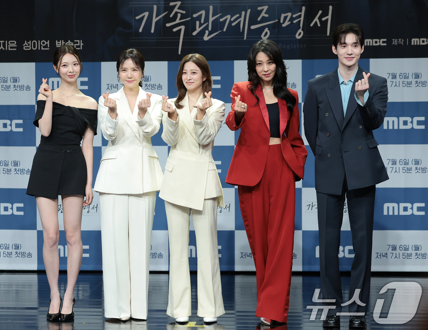 (서울=뉴스1) 권현진 기자 = 배우 박솔라(왼쪽부터)와 임지은, 박세영, 한고은, 성이언이 2일 오후 서울 마포구 상암 MBC사옥 골든마우스홀에서 열린 MBC 새 일일드라마 ‘가 …
