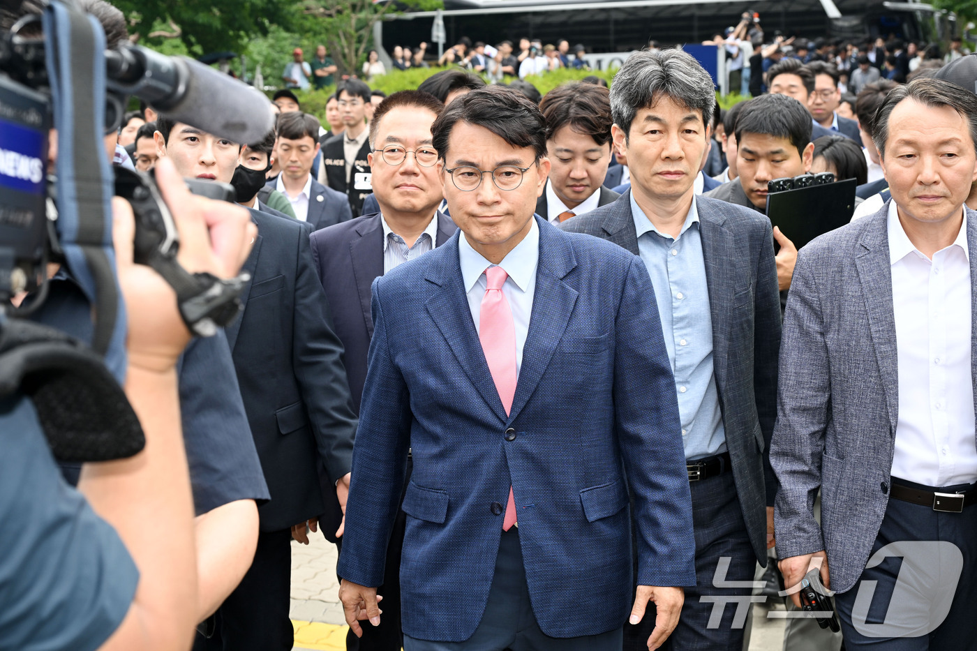 (서울=뉴스1) 국회사진기자단 = 6·3 지방선거 투표용지 부족 사태를 조사 중인 윤상현 국회 국정조사특별위원회 위원장을 비롯한 위원들이 2일 서울 송파구 올림픽공원 핸드볼경기장에 …