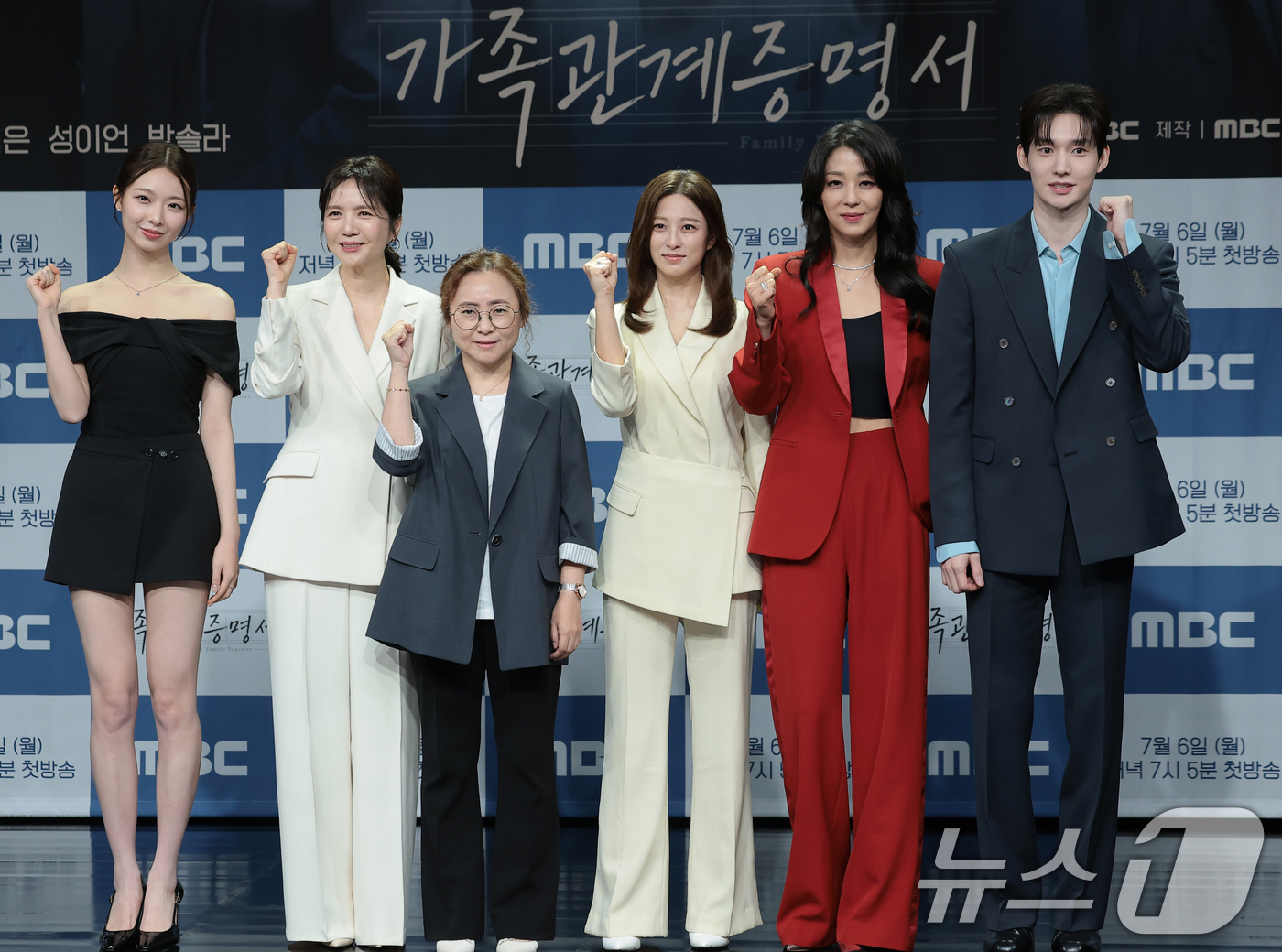 (서울=뉴스1) 권현진 기자 = 배우 박솔라(왼쪽부터)와 임지은, 김미숙 PD, 박세영, 한고은, 성이언이 2일 오후 서울 마포구 상암 MBC사옥 골든마우스홀에서 열린 MBC 새 …