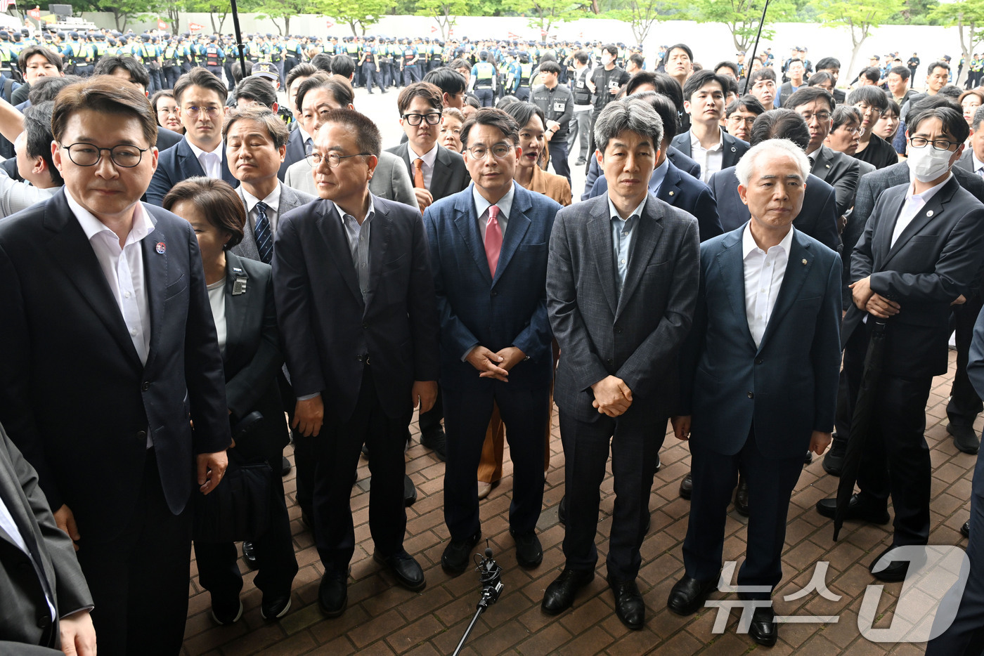 (서울=뉴스1) 국회사진기자단 = 6·3 지방선거 투표용지 부족 사태를 조사 중인 윤상현 국회 국정조사특별위원회 위원장을 비롯한 위원들이 2일 서울 송파구 올림픽공원 핸드볼경기장 …