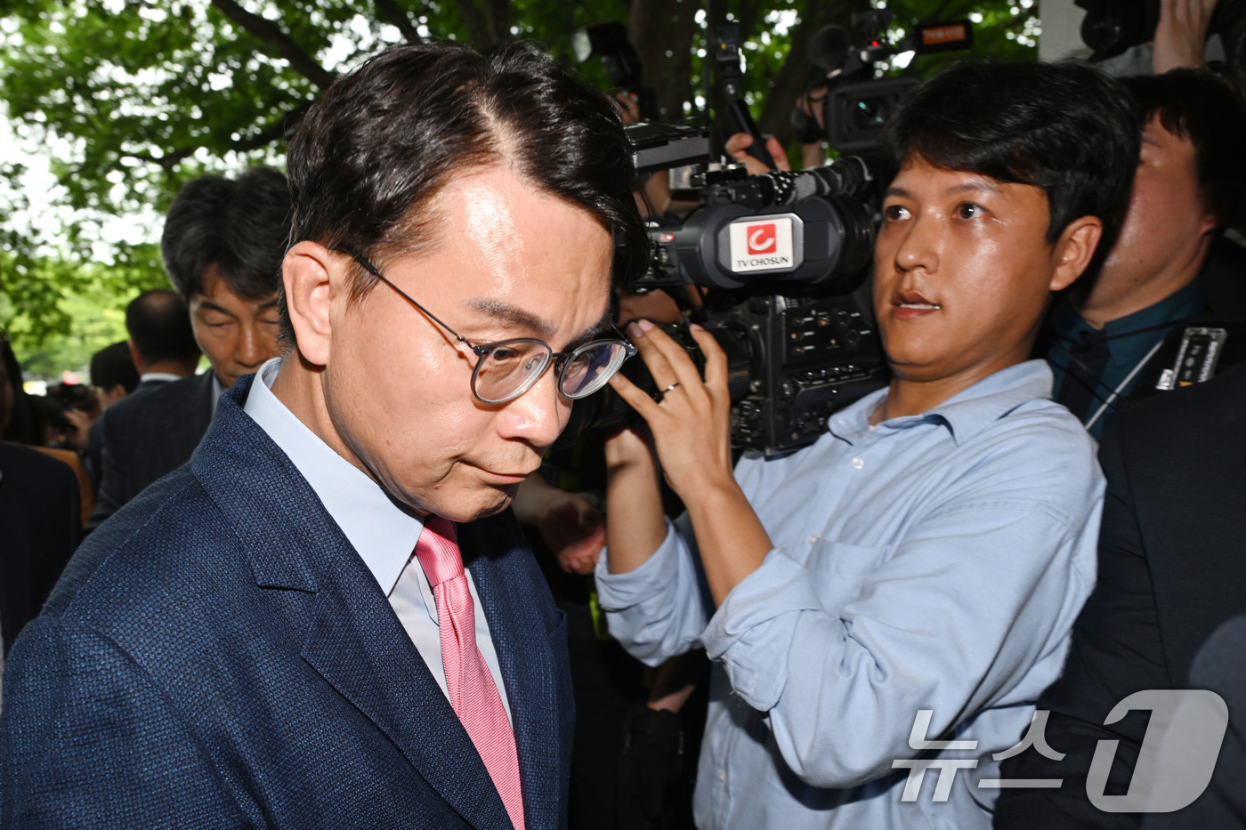 (서울=뉴스1) 국회사진기자단 = 6·3 지방선거 투표용지 부족 사태를 조사 중인 윤상현 국회 국정조사특별위원회 위원장이 2일 서울 송파구 올림픽공원 핸드볼경기장 내 개표소에 진입 …