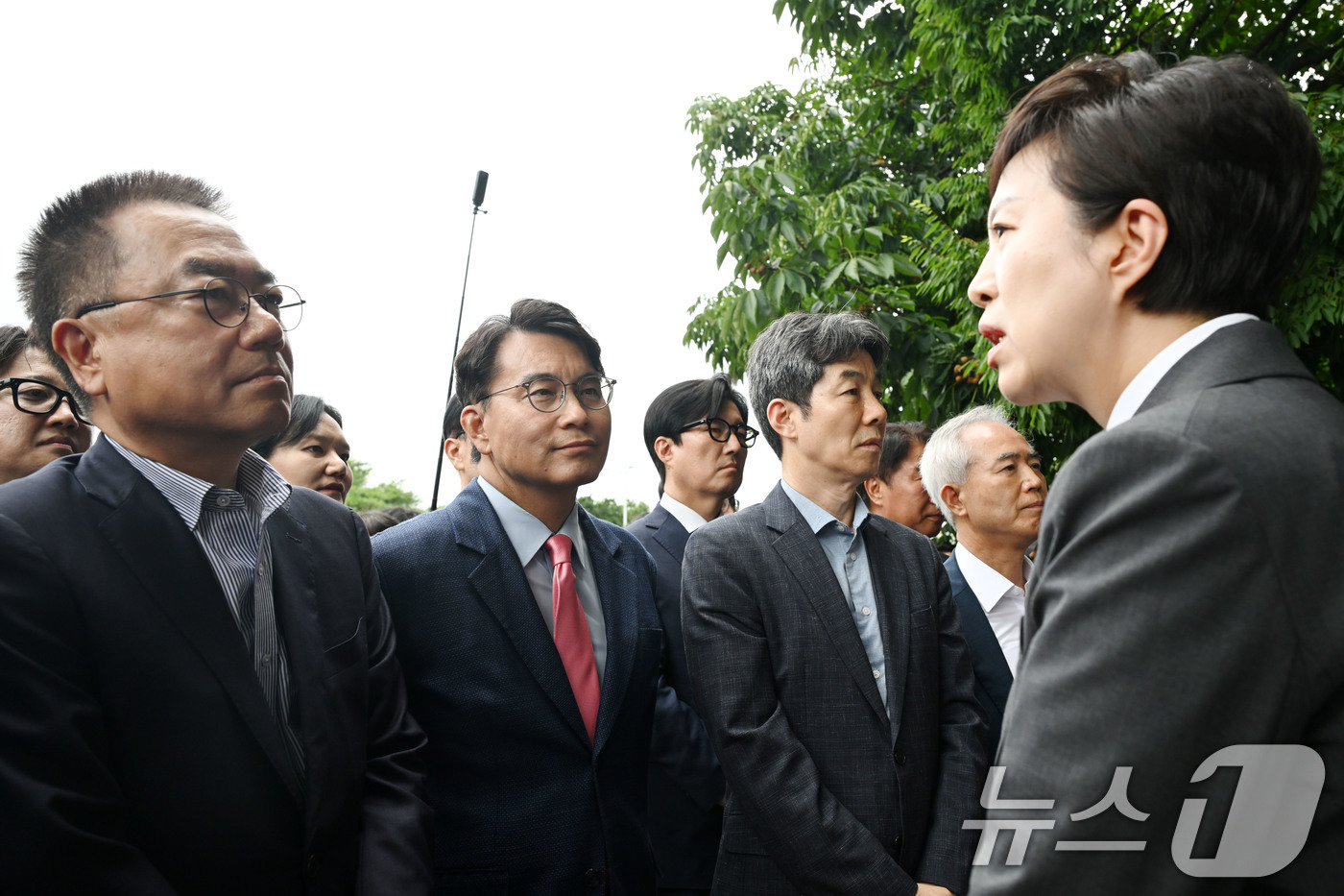 (서울=뉴스1) 국회사진기자단 = 6·3 지방선거 투표용지 부족 사태를 조사 중인 윤상현 국회 국정조사특별위원회 위원장이 2일 서울 송파구 올림픽공원 핸드볼경기장에서 여야 간사, …