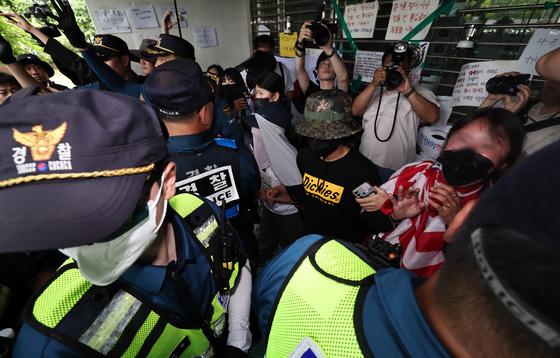 '개표소 시위 한달' 경찰 피해 사건 12건…허위 글 706건 삭제·차단 요청
