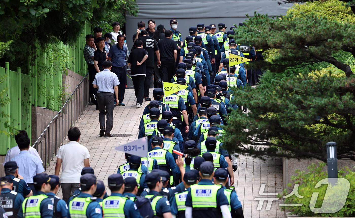 (서울=뉴스1) 구윤성 기자 = 2일 서울 송파구 올림픽공원 핸드볼경기장 개표소 앞에서 국조특위 현장조사를 앞두고 경찰 병력들이 이동하고 있다.  2026.7.2/뉴스1