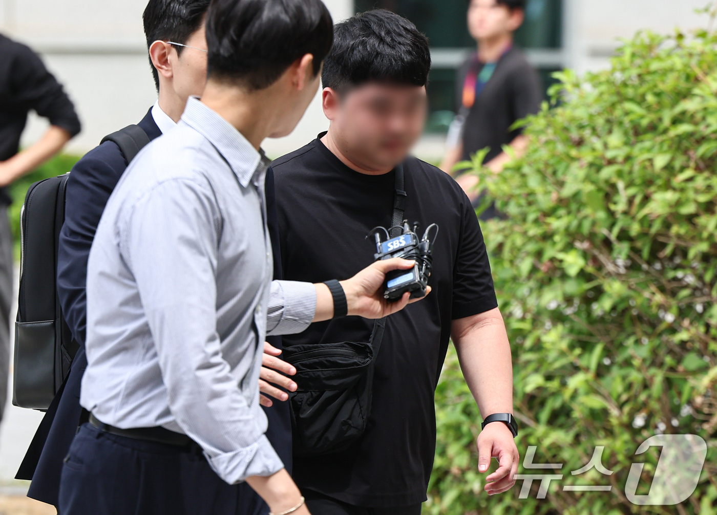 (서울=뉴스1) 김도우 기자 = 6·3 지방선거 투표용지 부족 사태에 항의하며 잠실 개표소에서 경찰을 폭행한 혐의를 받는 20대 남성이 2일 서울동부지방법원에서 열리는 구속 전 피 …