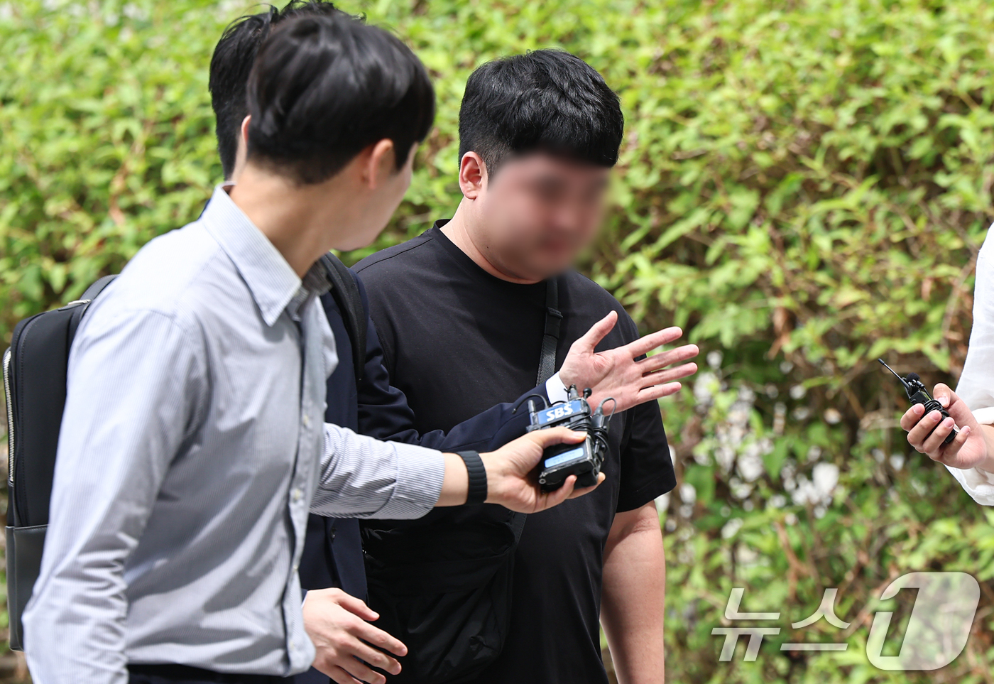 (서울=뉴스1) 김도우 기자 = 6·3 지방선거 투표용지 부족 사태에 항의하며 잠실 개표소에서 경찰을 폭행한 혐의를 받는 20대 남성이 2일 서울동부지방법원에서 열리는 구속 전 피 …