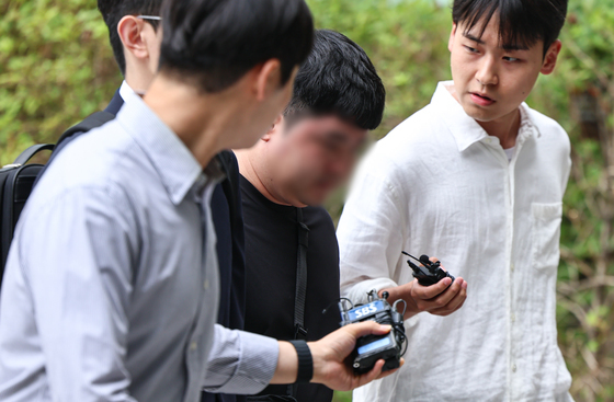 '잠실 개표소 경찰 폭행' 20대 남성 2명 구속기로…'묵묵부답'