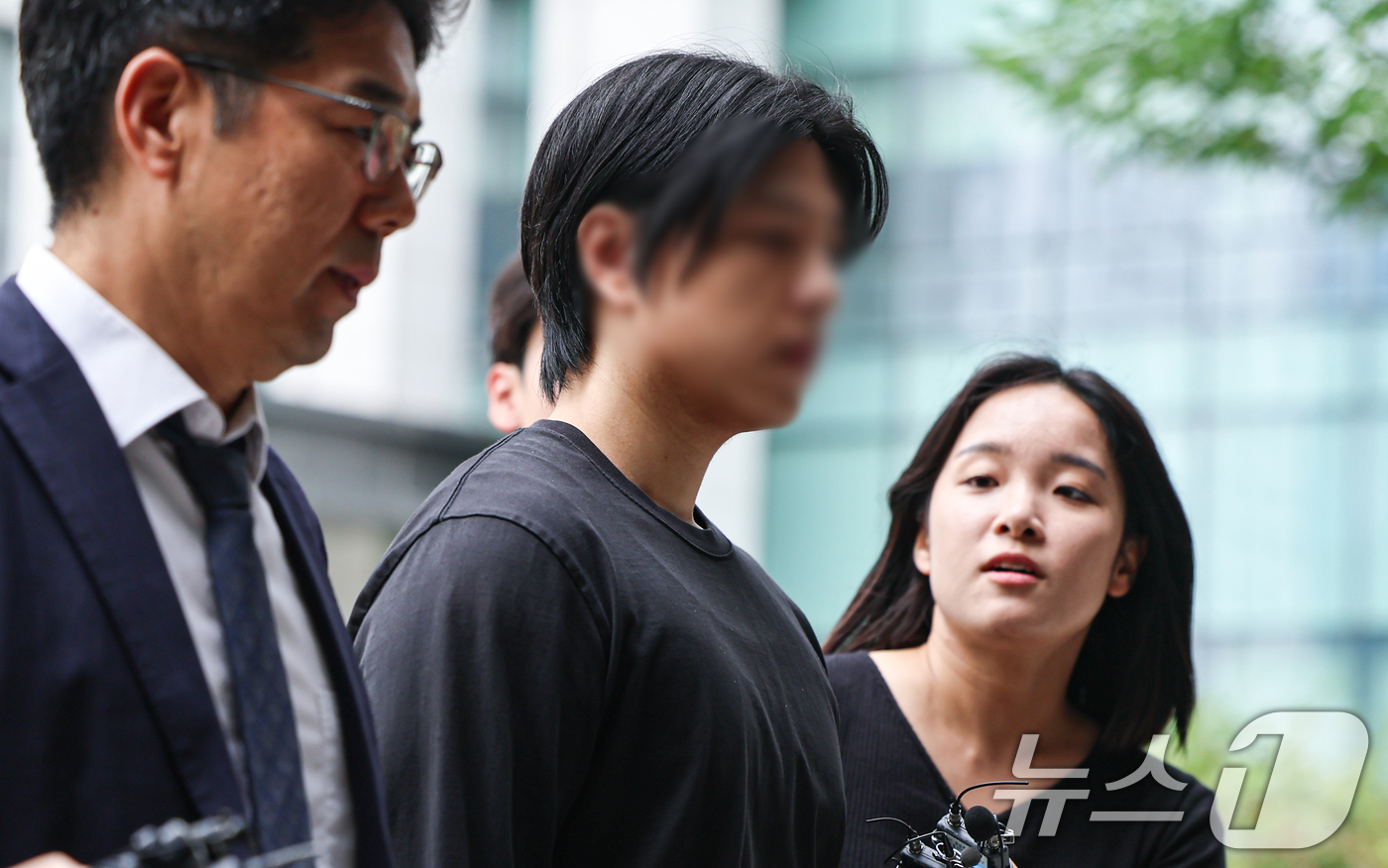(서울=뉴스1) 김도우 기자 = 6·3 지방선거 투표용지 부족 사태에 항의하며 잠실 개표소에서 경찰을 폭행한 혐의를 받는 20대 남성이 2일 서울동부지방법원에서 열리는 구속 전 피 …