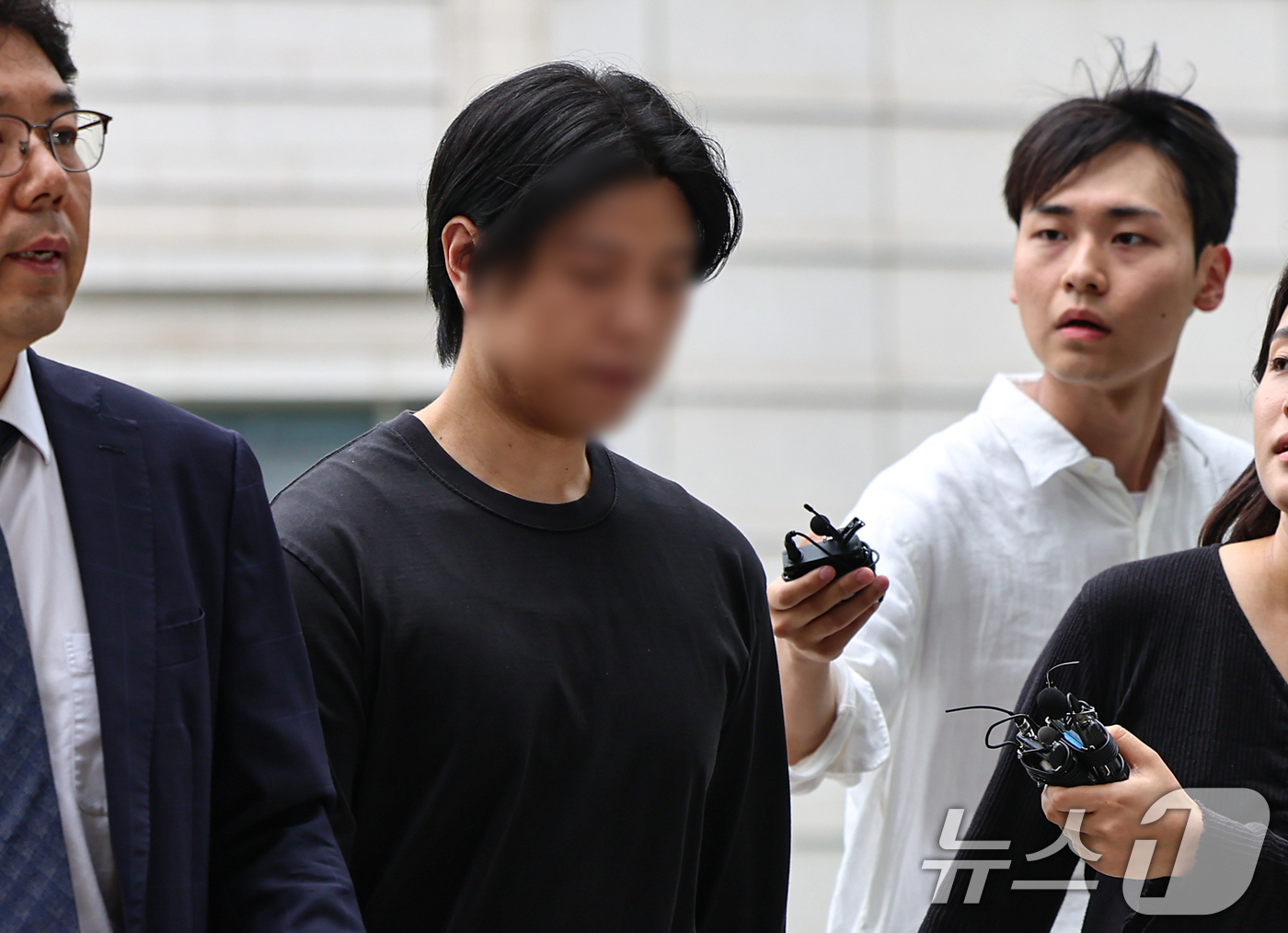 (서울=뉴스1) 김도우 기자 = 6·3 지방선거 투표용지 부족 사태에 항의하며 잠실 개표소에서 경찰을 폭행한 혐의를 받는 20대 남성이 2일 서울동부지방법원에서 열리는 구속 전 피 …