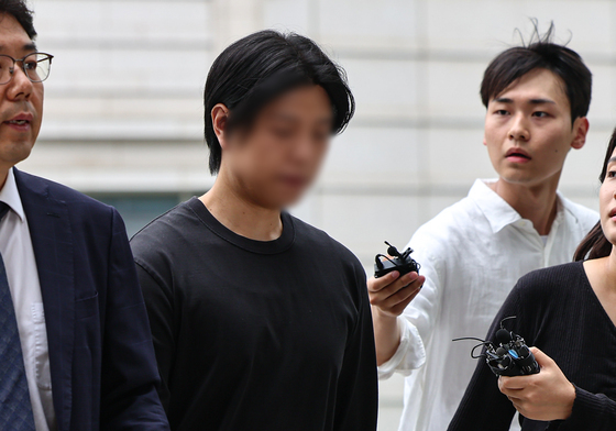 '개표소 시위' 중 경찰관 때린 20대 남성,구속 갈림길