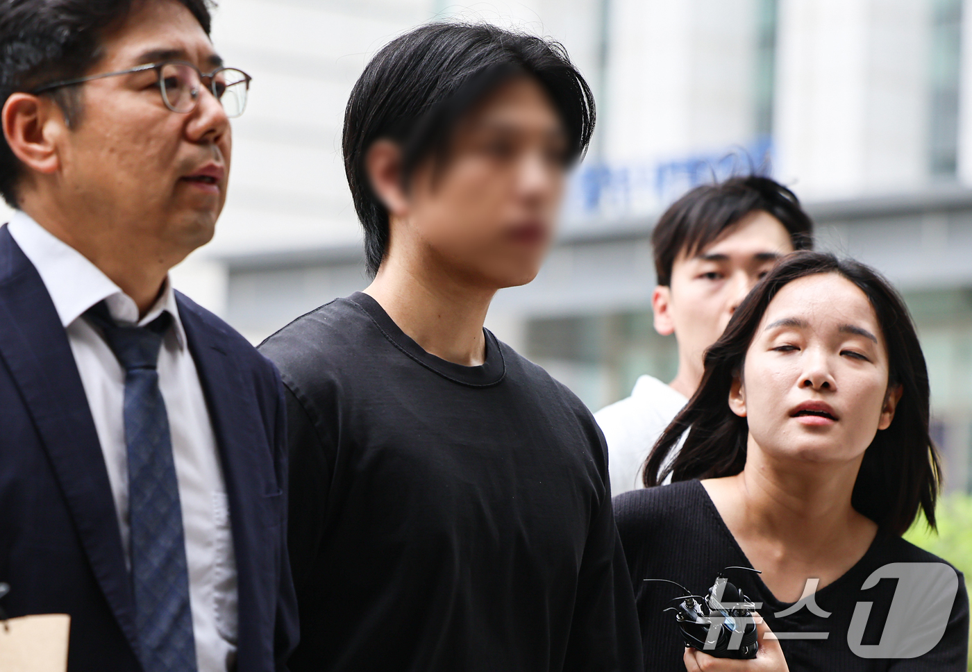 (서울=뉴스1) 김도우 기자 = 6·3 지방선거 투표용지 부족 사태에 항의하며 잠실 개표소에서 경찰을 폭행한 혐의를 받는 20대 남성이 2일 서울동부지방법원에서 열리는 구속 전 피 …