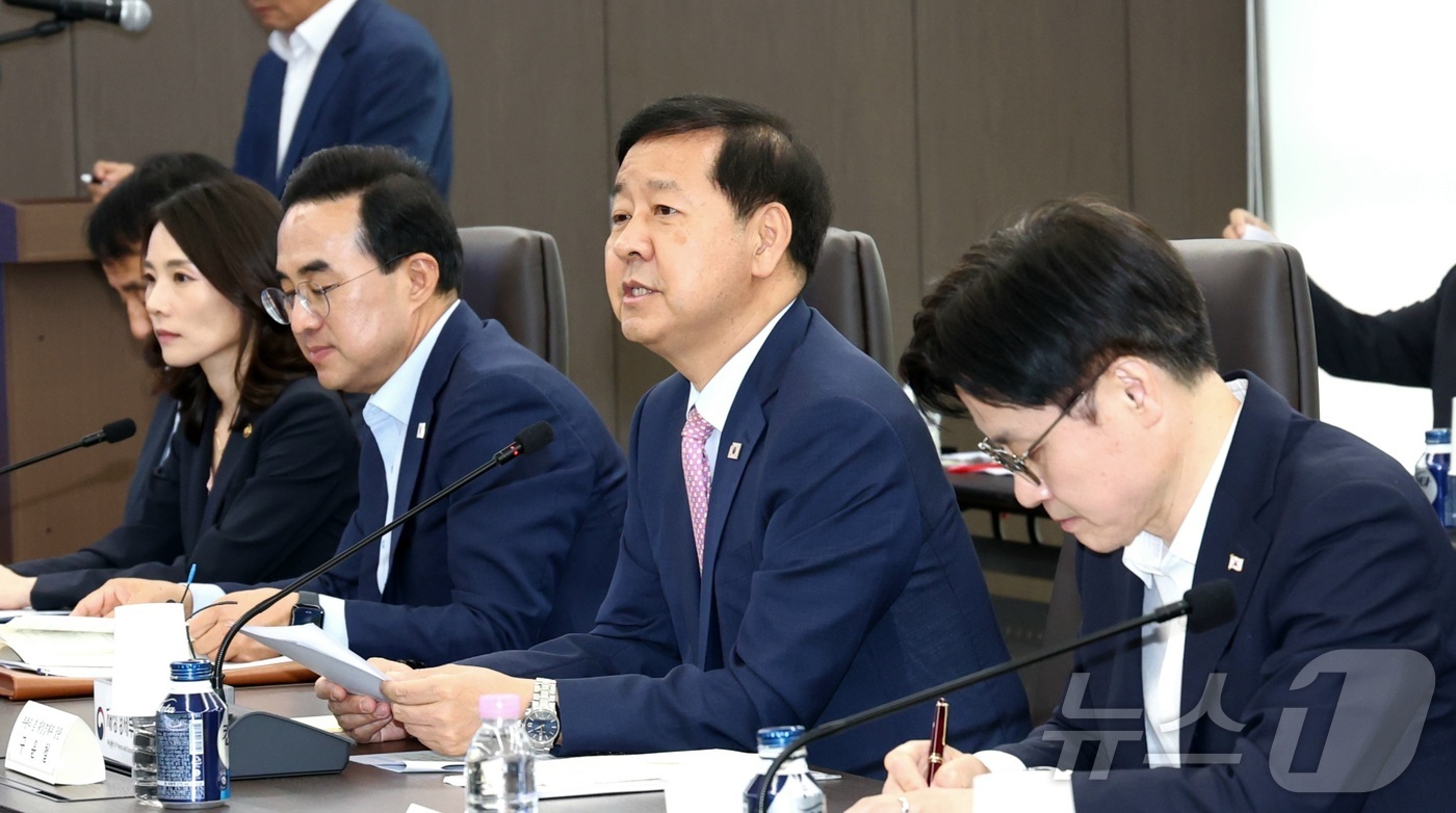 (세종=뉴스1) 김기남 기자 = 구윤철 부총리 겸 재정경제부 장관이 2일 오후 세종시 나성동 한미전략투자공사에서 열린 1차 한미전략투자 운영위원회를 주재하며 발언하고 있다. 202 …