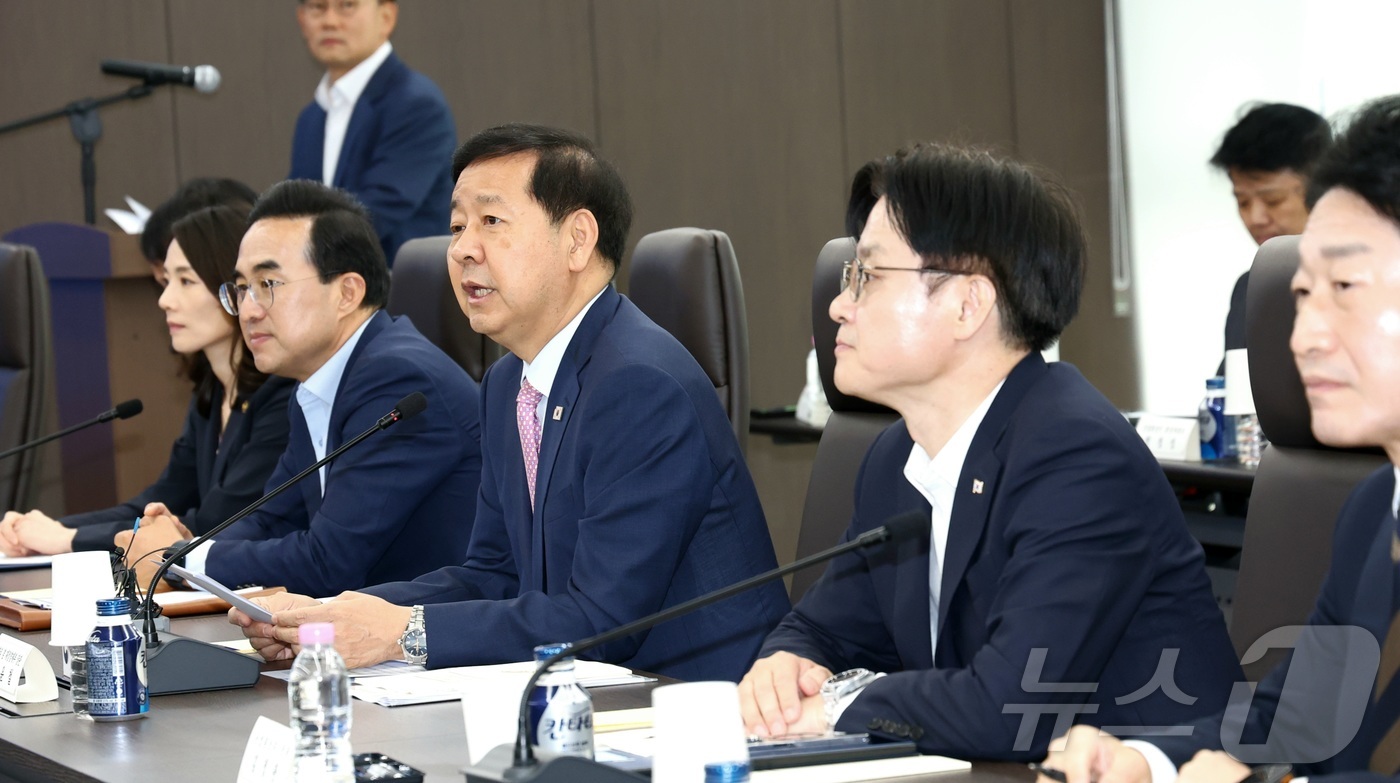 (세종=뉴스1) 김기남 기자 = 구윤철 부총리 겸 재정경제부 장관이 2일 오후 세종시 나성동 한미전략투자공사에서 열린 1차 한미전략투자 운영위원회를 주재하며 발언하고 있다. 202 …