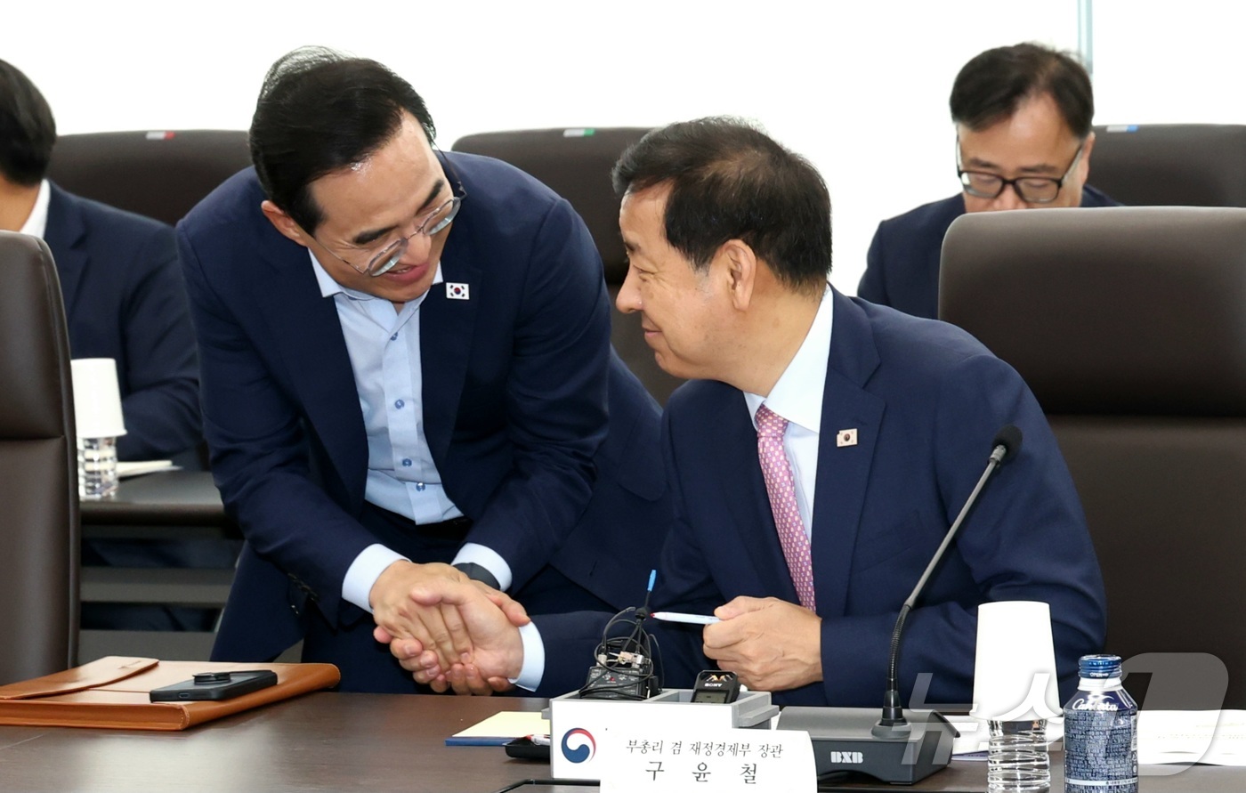 (세종=뉴스1) 김기남 기자 = 구윤철 부총리 겸 재정경제부 장관이 2일 오후 세종시 나성동 한미전략투자공사에서 열린 1차 한미전략투자 운영위원회에 참석하며 박홍근 기획예산처 장관 …