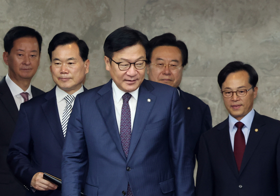 의총 참석하는 정점식 원내대표
