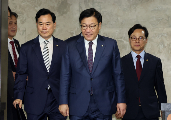 정점식 원내대표, 의총 참석