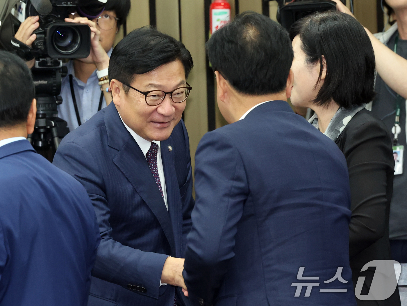 (서울=뉴스1) 황기선 기자 = 정점식 국민의힘 원내대표가 2일 오후 서울 여의도 국회에서 열린 의원총회에 참석하며 의원들과 인사를 나누고 있다.  2026.7.2/뉴스1