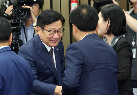 인사 나누는 정점식 원내대표