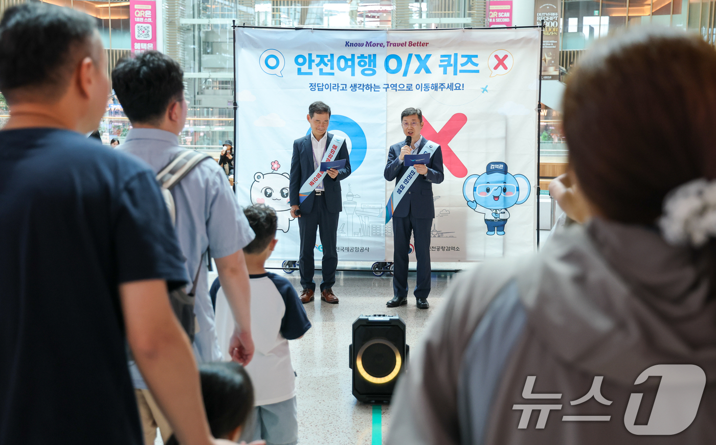 (인천공항=뉴스1) 안은나 기자 = 김범호 인천국제공항공사 사장직무대행(왼쪽), 윤현덕 국립인천공항검역소장이 2일 인천국제공항 2터미널에서 열린 ‘여름 휴가철 맞이 대국민 안전여행 …