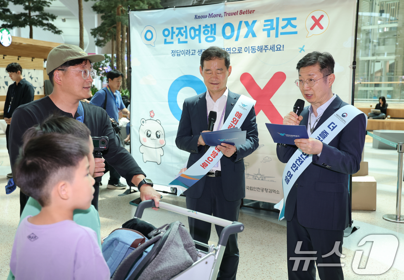 (인천공항=뉴스1) 안은나 기자 = 김범호 인천국제공항공사 사장직무대행(왼쪽), 윤현덕 국립인천공항검역소장이 2일 인천국제공항 2터미널에서 열린 ‘여름 휴가철 맞이 대국민 안전여행 …