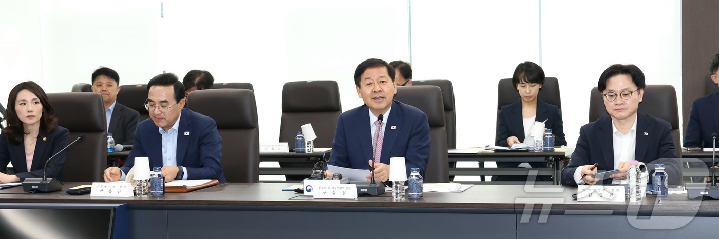 (세종=뉴스1) 김기남 기자 = 구윤철 부총리 겸 재정경제부 장관이 2일 오후 세종시 나성동 한미전략투자공사에서 열린 1차 한미전략투자 운영위원회를 주재하며 발언하고 있다. 202 …