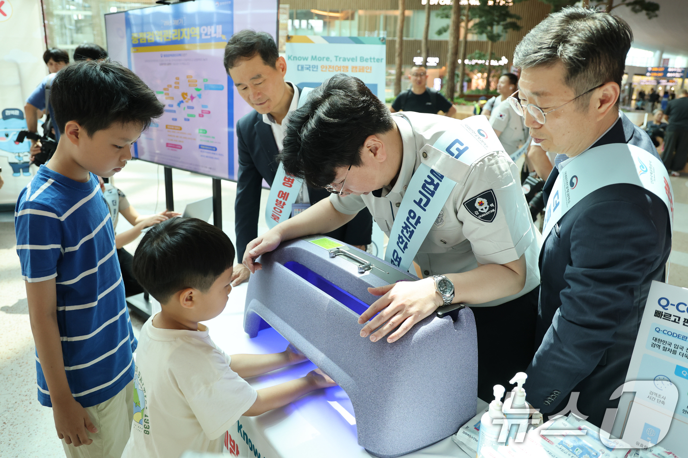 (인천공항=뉴스1) 안은나 기자 = 김범호 인천국제공항공사 사장직무대행, 윤현덕 국립천공항검역소장이 2일 인천국제공항 2터미널에서 열린 ‘여름 휴가철 맞이 대국민 안전여행 캠페인’ …