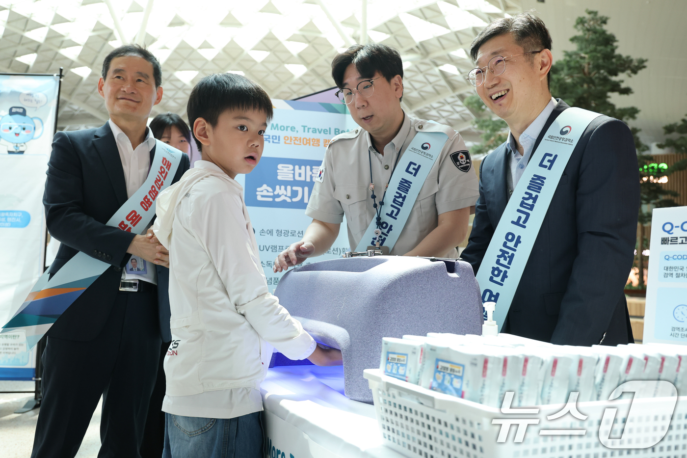 (인천공항=뉴스1) 안은나 기자 = 김범호 인천국제공항공사 사장직무대행, 윤현덕 국립천공항검역소장이 2일 인천국제공항 2터미널에서 열린 ‘여름 휴가철 맞이 대국민 안전여행 캠페인’ …