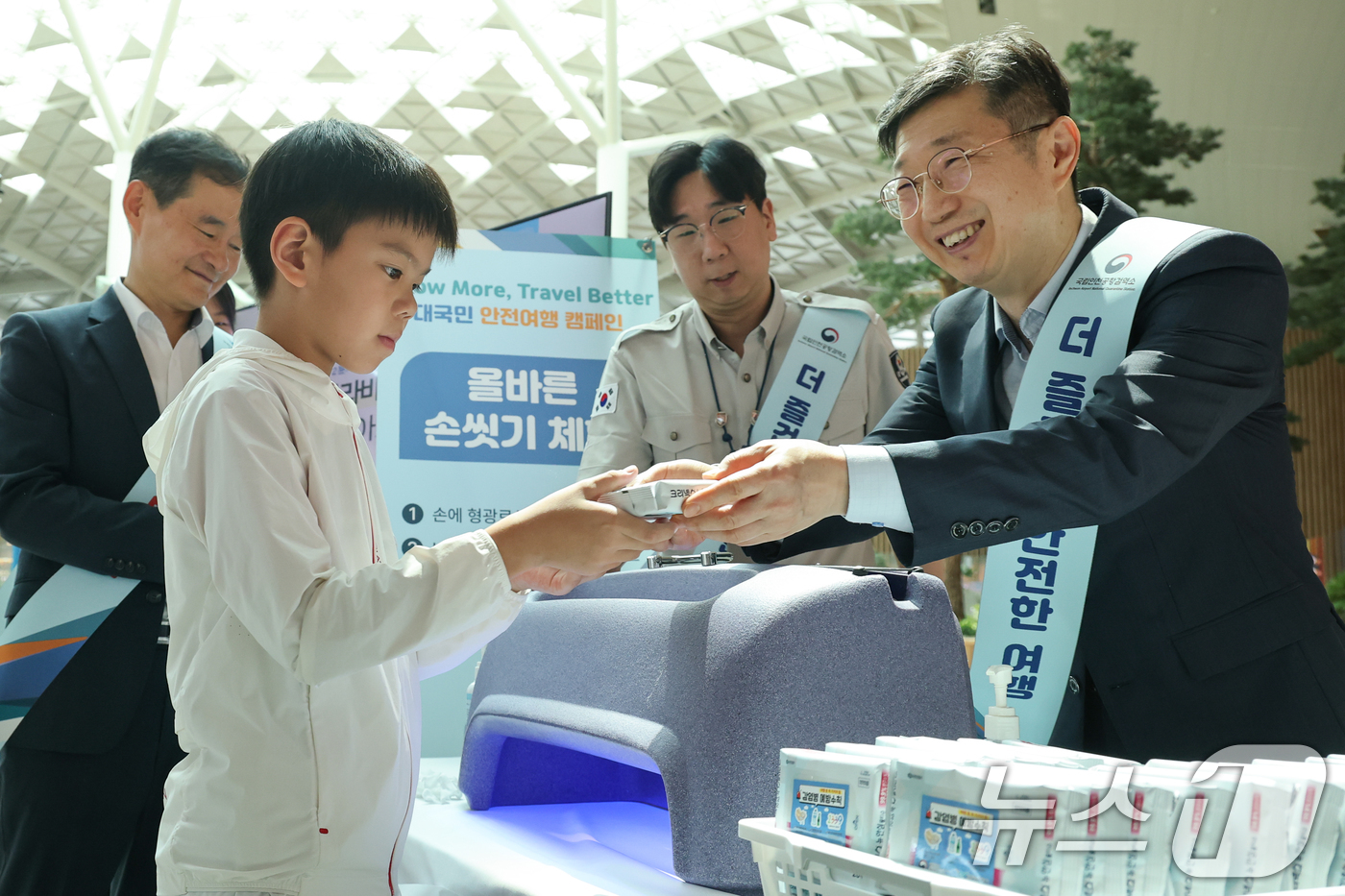 (인천공항=뉴스1) 안은나 기자 = 김범호 인천국제공항공사 사장직무대행, 윤현덕 국립천공항검역소장이 2일 인천국제공항 2터미널에서 열린 ‘여름 휴가철 맞이 대국민 안전여행 캠페인’ …