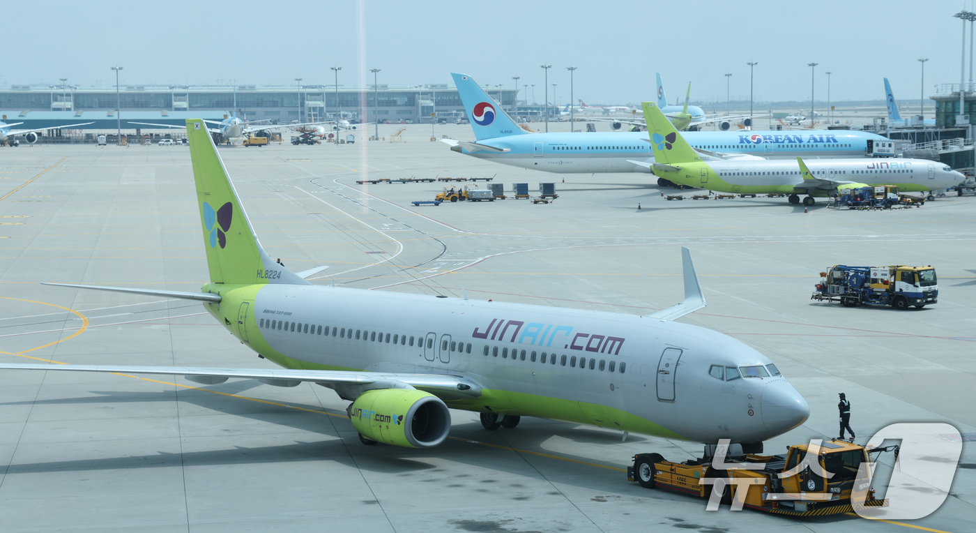 (인천공항=뉴스1) 안은나 기자 = 국제 유가 상승세가 주춤하면서 이달 중순부터 대한항공(003490) 국제선 화물 유류할증료가 ㎏당 430~470원 내린다. 중동 전쟁으로 역대 …