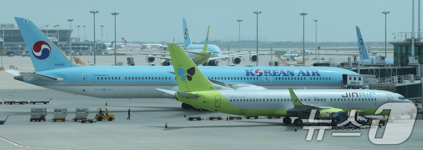 (인천공항=뉴스1) 안은나 기자 = 국제 유가 상승세가 주춤하면서 이달 중순부터 대한항공(003490) 국제선 화물 유류할증료가 ㎏당 430~470원 내린다. 중동 전쟁으로 역대 …