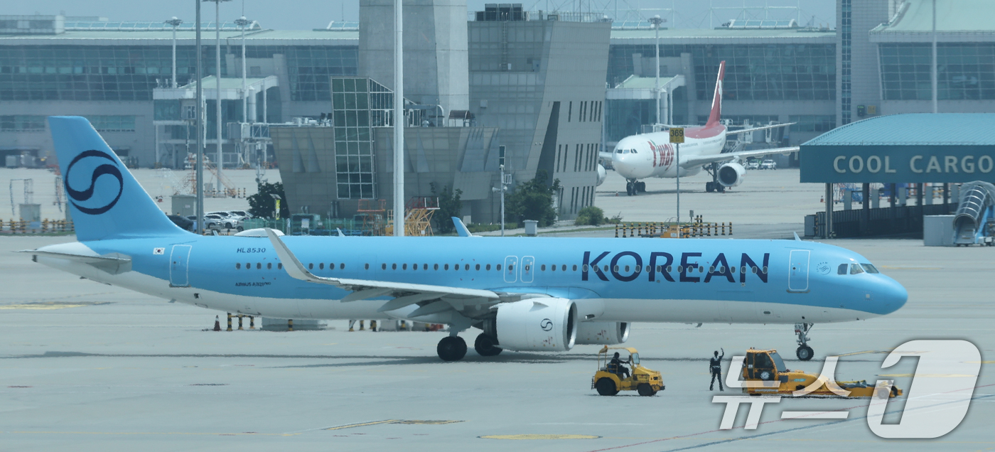 (인천공항=뉴스1) 안은나 기자 = 국제 유가 상승세가 주춤하면서 이달 중순부터 대한항공(003490) 국제선 화물 유류할증료가 ㎏당 430~470원 내린다. 중동 전쟁으로 역대 …
