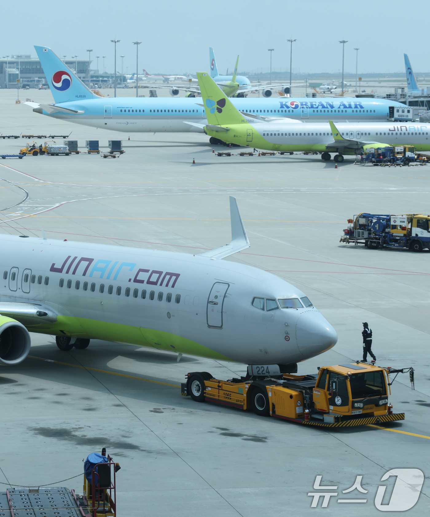 (인천공항=뉴스1) 안은나 기자 = 국제 유가 상승세가 주춤하면서 이달 중순부터 대한항공(003490) 국제선 화물 유류할증료가 ㎏당 430~470원 내린다. 중동 전쟁으로 역대 …
