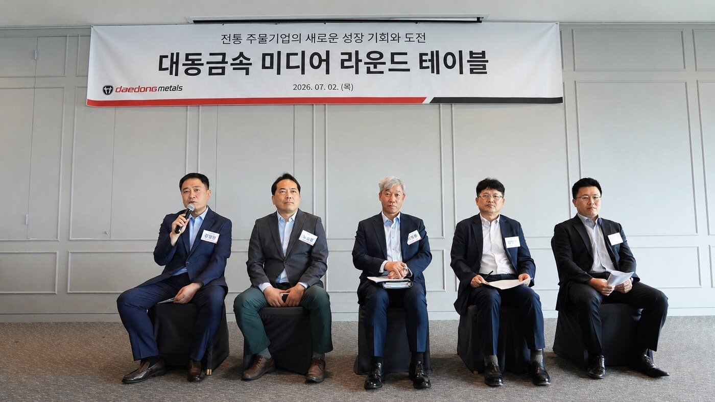 본문 이미지 - 왼쪽부터 대동금속의 정철원 기획재경팀장, 김상훈 신소재사업본부장, 이풍우 대표이사가, 김대현 생산본부장, 이채열 전략영업팀장이 서울 여의도에서 열린 미디어 라운드 테이블에서 답변하고 있다. 2026.7.2(대동 제공)